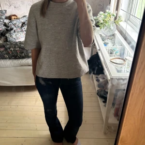 Grå stickad tröja med trekvartsärm - En stickad tröja från Gina som är trekvartsärm i storlek s❤️
