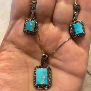 Silver set - Säljer ett elegant silverset med vackra turkosa stenar, bestående av halsband och örhängen. 📌 Äkta silver, stämplat 925 📌 Endast använt 1–2 gånger – i mycket fint skick  📏 Mått: – Hänge: ca 2,5 cm – Kedja: ca 46 cm – Örhängen: ca 2,3 cm ⚖️ Total vikt: 10 gram  💎 Stilrent, tidlöst och perfekt både till vardag och fest! 💰 Pris: 2000 kr 