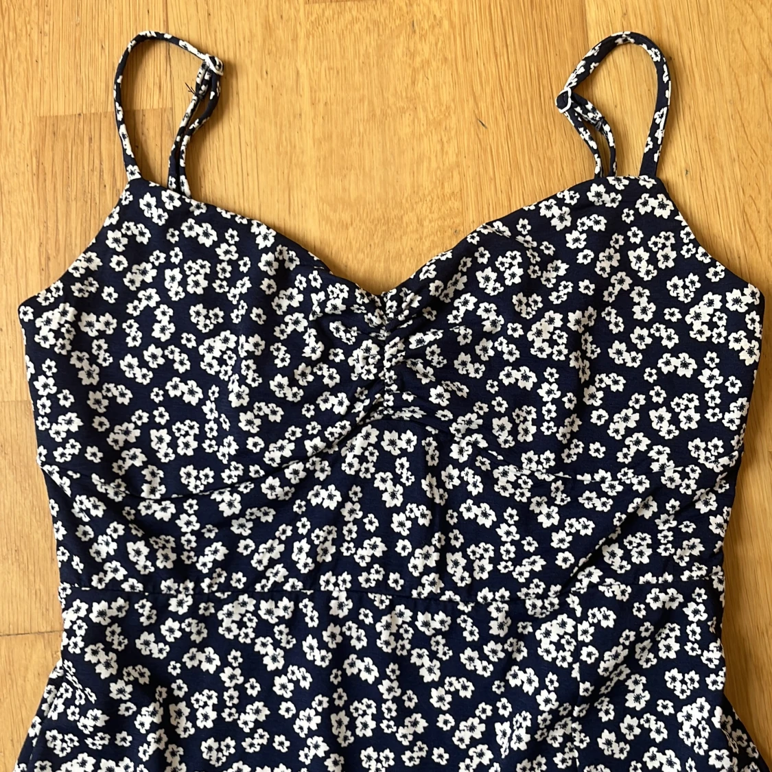 Blommig marinblå sommarklänning - 1