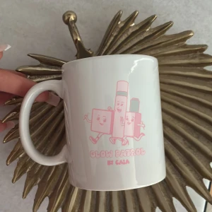 Caia mugg  - Intressekoll på Caia mugg. Mugg med ett tryck av tecknade sminkprodukter och texten 'Glow Patrol by Caia” 