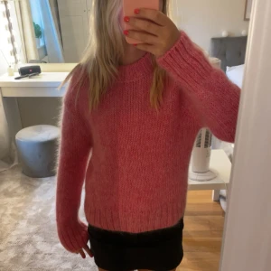 Stickad tröja - Snygg rosa stickad tröja från hm i mohair blend. Säljs för den inte används och är knappt använd💕