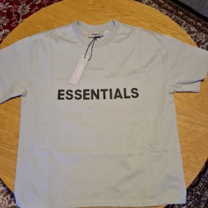 Essentials T-shirt  - Essentials t-shirt. 10/10 sk. Storlek S pris kan diskuteras vid snabb affär. Tagsen är inte kvar då den blivit använd fåtal gånger