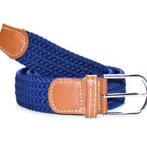 Blått flätat bälte med skinn-detaljer - Snyggt blått flätat bälte med bruna skinn-detaljer och silverspänne. Bältet har en cool struktur och passar perfekt till jeans eller chinos. Den bruna kanten och sömmarna ger en schysst kontrast till det blå bandet.