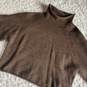 Brun stickad polotröja - Säljer denna jättecoola stickade och croppade halvpolo tröjan!🤎 I jättebra skick i strl XS. Passar perfekt för hösten🍂 Säljer pga av att jag inte använder den längre. 