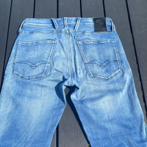 Replay ”anbass” - Säljer just nu ett par replay anbass jeans i storleken W28 L32, skick 9,5/10 inprincip helt nya inga deffekter bara provade på. Nypris 1799kr, mitt pris 549kr. Pris kan diskuteras vid snabb affär. Meddela mig vid frågor eller funderingar.