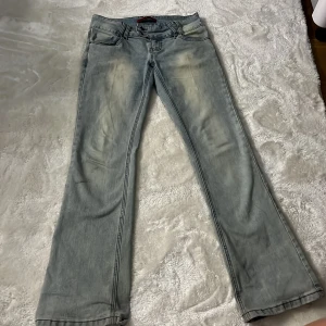 Ljusblå bootcut jeans Jaded London - Säljer ett par ljusblå bootcut jeans från Jaded London med slitna kanter nertill och snyggt tvättad look. Klassisk femficksmodell och normal passform. Perfekta för dig som gillar en avslappnad och trendig stil.