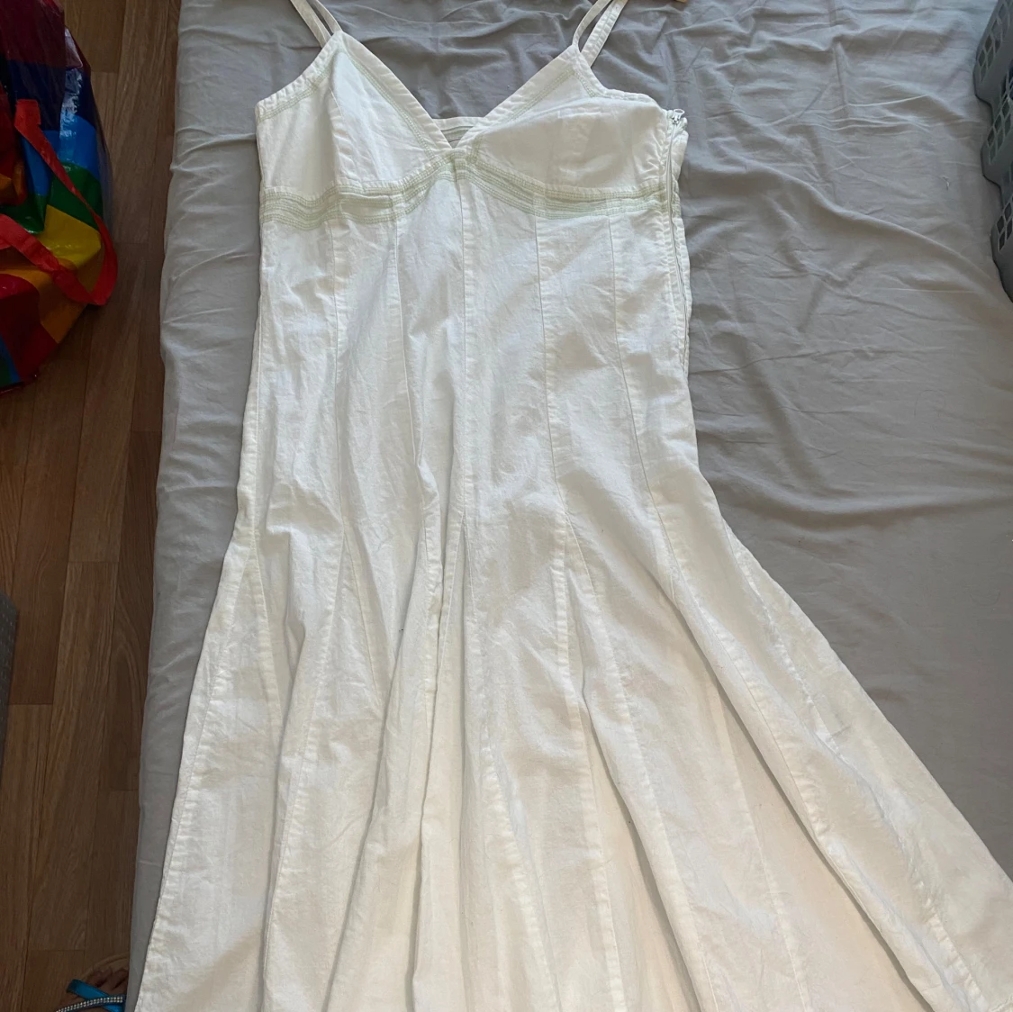 Vit långklänning med smala axelband