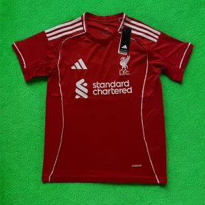 Liverpool Salah 11 matchtröja Adidas - Liverpool FC matchtröja i rött med vita detaljer, Adidas-logga och klubbmärke på bröstet. Kortärmad modell med tryck av M. Salah och nummer 11 på ryggen. Tillverkad i lätt och ventilerande material, perfekt för fotboll eller supporterliv.