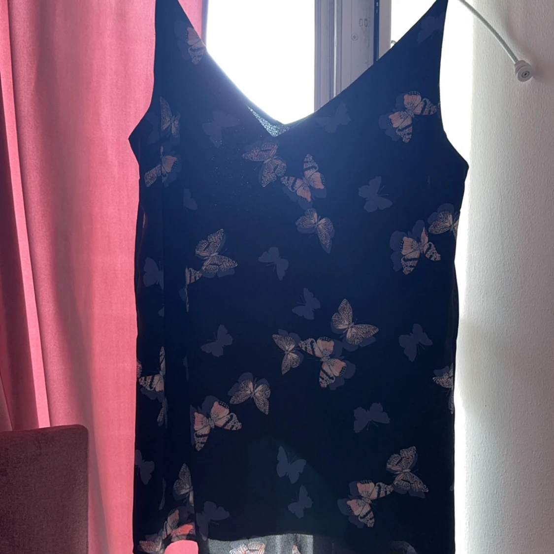 Svart linnetopp med fjärilar från Oasis