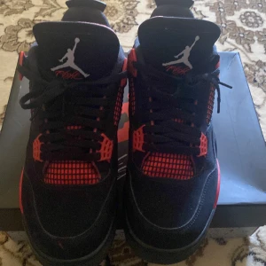 Jordan 4 Thunder red - Säljer mina Jordan 4or som har används ett par gånger förut, men har inte används i cirka 8 månader nu. (Priset kan diskuteras)