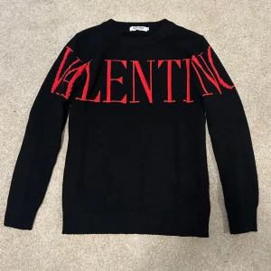 Valentino tröja  - Säljer en cool Valentino tröja för ett suveränt pris. Storlek S kan även passa dig som har M! Den är använd ett fåtal gånger och är i mycket bra skick. Skriv för mer bilder och intresse! Priser kan sänkas vid snabb affär! 