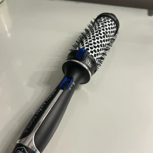 Björn Axén värmeborste - Säljer en svart och silver värmeborste från Björn Axén Tools då den inte kommer till användning. Borsten har rund form, keramisk yta och jonfunktion för extra glans. Perfekt för att styla och forma håret med volym. Den har lång sladd och är endast provad