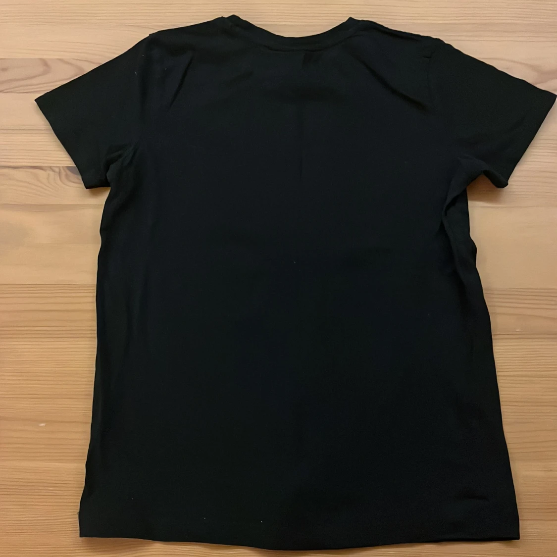 Svart t-shirt med orange print REACTION - 2