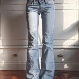 Bootcut lågmidjade jeans🩷 - Ljusa lågmidjade jeans, inget märke och ser ingen storlek men bilder på mått på bild 2-5🩷  