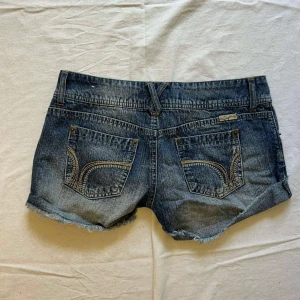 Mörkblå jeansshorts - Mörkblå jeansshorts med dubbelknapp💙 midjemått: 37cm