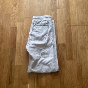 Linnebyxor - Snygga beiga linnebyxor från Jack & Jones med avslappnad passform. Byxorna är i storlek XS men jag skulle säga att de passar S också. De är inköpta för ca 500 kronor och är i prima skick. Hör av er om ni är intresserade. 