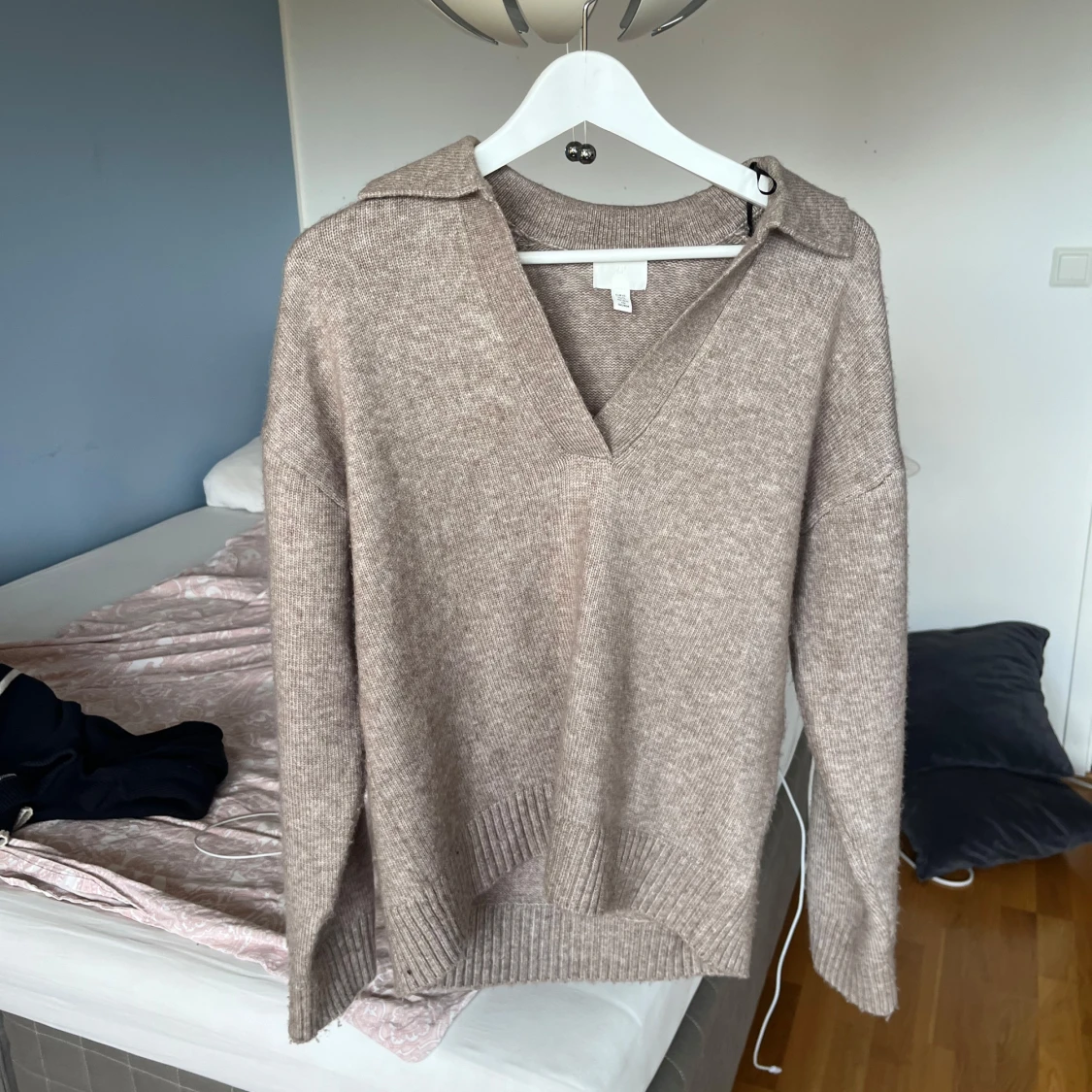 Beige stickad v-ringad tröja H&M - 2