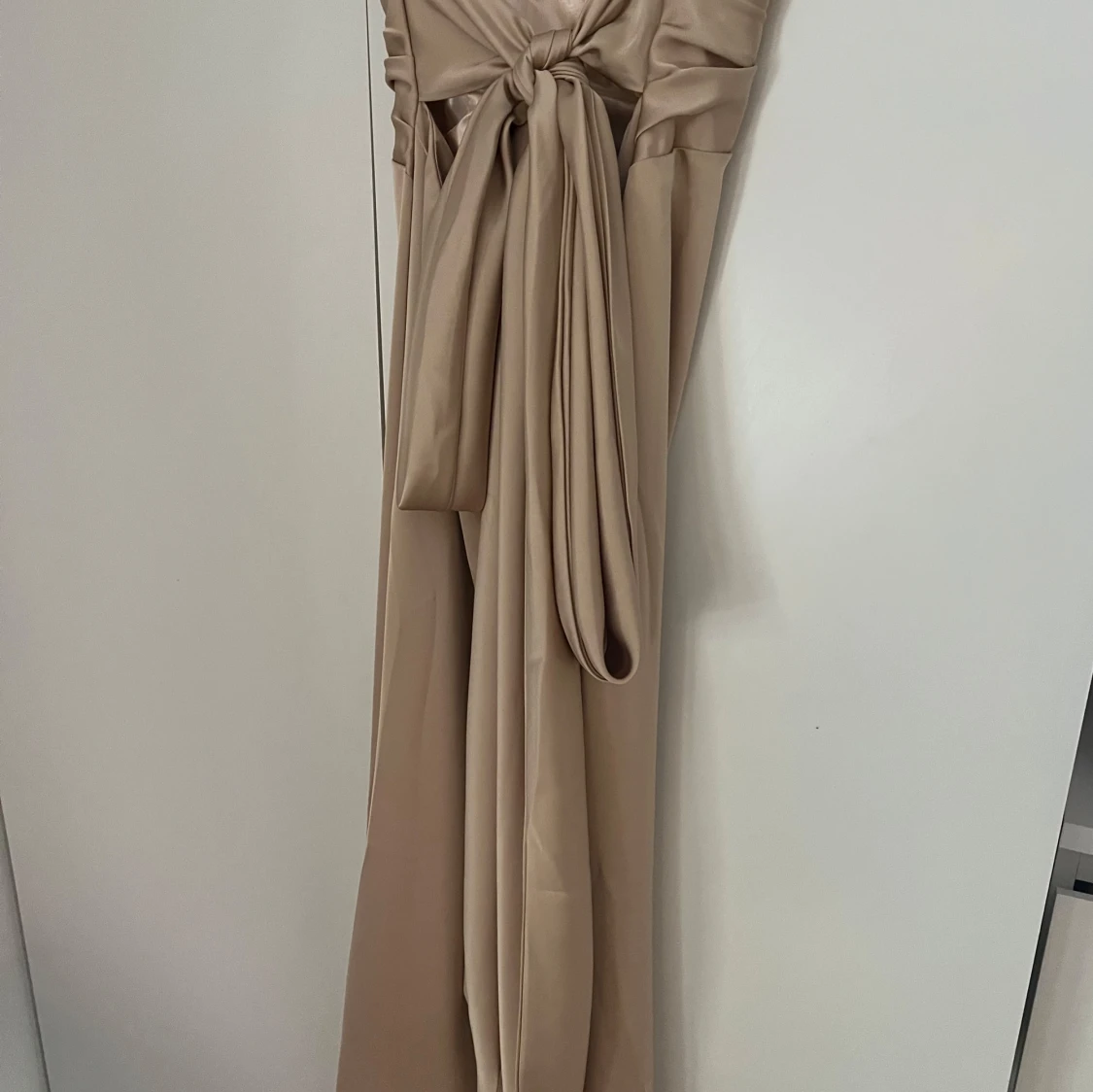 Champagnefärgad långklänning i satin - 3