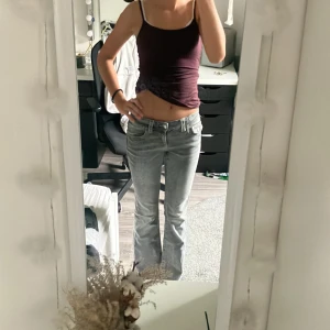 Grå bootcut jeans från Gina Tricot - Säljer ett par grå jeans från Gina Tricot i storlek 158. Jeansen har bootcut-modell med låg midja och klassiska fickor både fram och bak. Materialet är jeans med en snygg tvättad look och ljusa partier för en cool vibe. Köptes för 399kr säljs för 300kr priset kan snackas om.