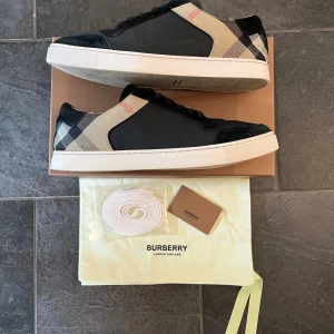 Burberry skor  - Burberry skor i fint skick. Storlek 45. Allt på bilden medföljer Box,dustbag,extra vita skosnören och även ett kort. Ett y som är borta i vid plösen på högra skon men inget man ser 