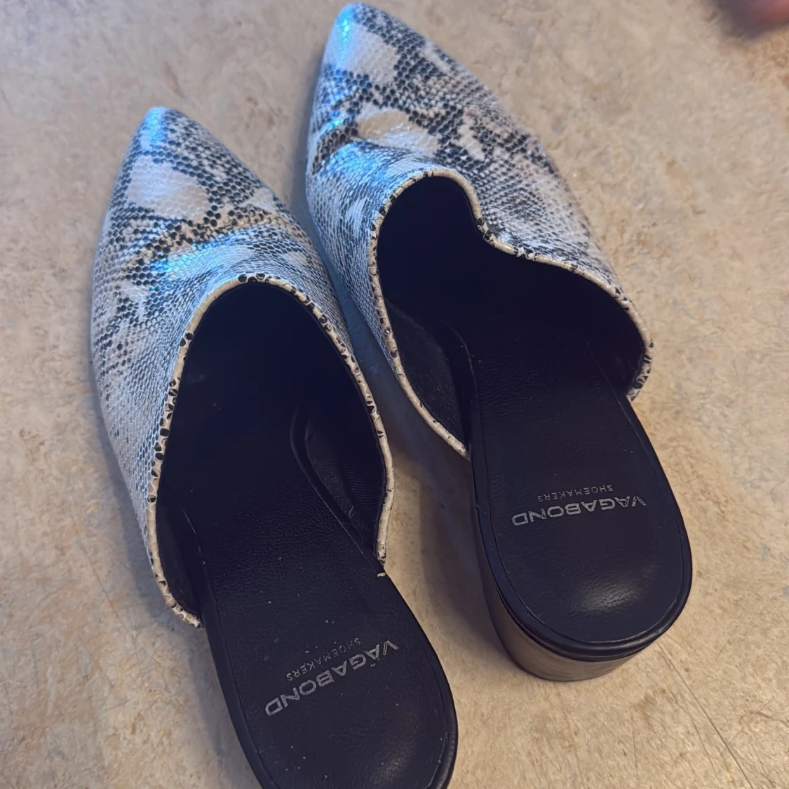 Ormskinnsmönstrade Vagabond mules - 2