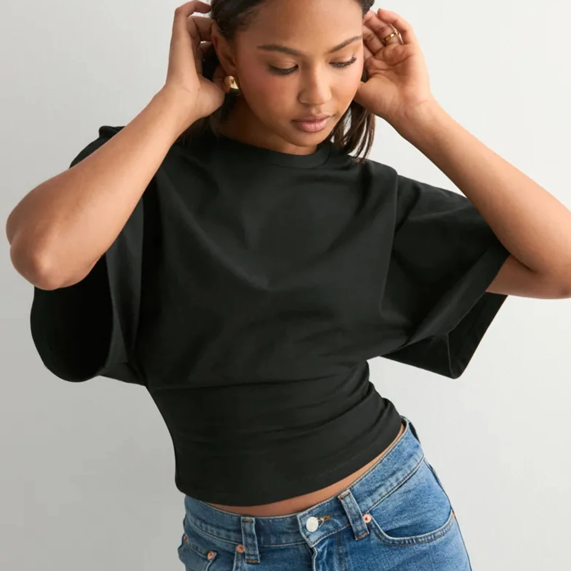 Svart croppad topp med vida ärmar