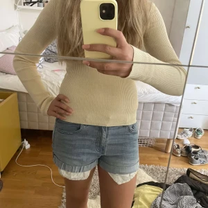 Blå jeansshorts med uppvik - Snygga blå jeansshorts med klassisk femficksmodell och uppvikta benslut. Shortsen har en normal passform och är perfekta för varma dagar. Ljus tvätt och enkel design gör dem lätta att matcha med allt.