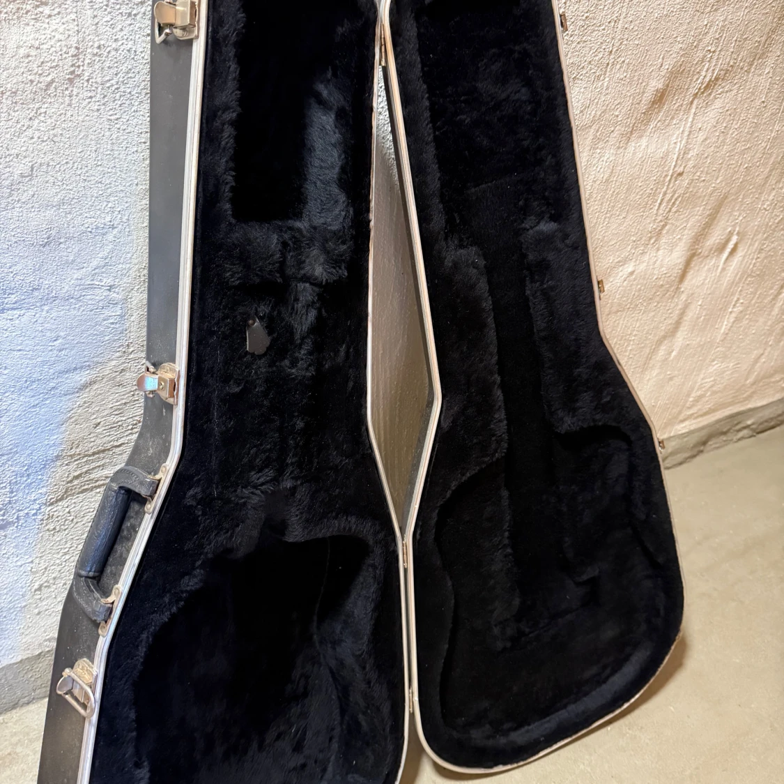 Svart hårt gitarrfodral - 1