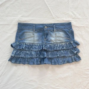 Volang kjol - Så fin trendig kjol som tyvärr inte passade, jättebra skick❤️Köpt på plick, aldrig använd själv och köptes i mycket bra skick och är i samma skick som när den köptes, därav priset!Skickar inga bilder när jag har den på mig. Inte säker vilket märke! Just nu är det fri frakt, så passa på❤️🤗