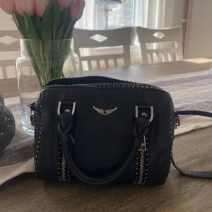 Zadig & Voltaire väska - Zadig väska som jag haft sedan två år tillbaka! Nypriset är ungefär 5000, men jag säljer gör 2000🙏🏻 Insidan har lite defekter och även de dekorativa silverdetaljerna så som Zadig väskor brukar bli! Priset kan diskuteras 😊
