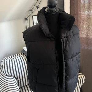 Svart väst från GinaTricot - Svart väst från GinaTricot i storlek XS men funkar lika bra till S i super bra skick, har använt den max 2 gånger💕