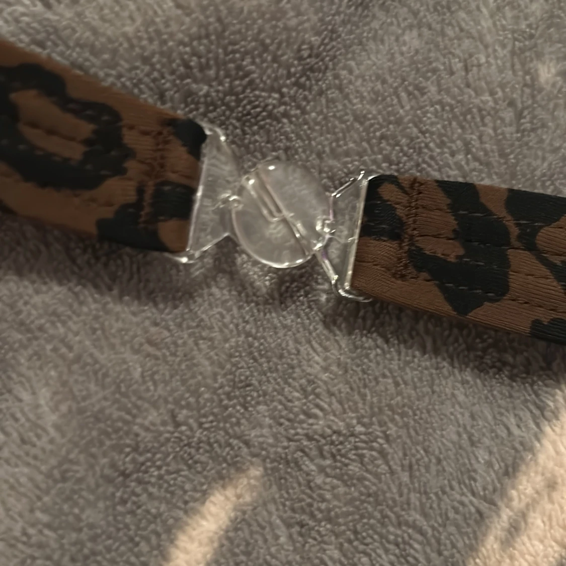 Leopardmönstrad bikiniöverdel med knyt - 3