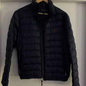 Polo Ralph Lauren - jacka  - Polo Ralph Lauren - jacka strl S Använd, cond 9/10 Nypris 3.195:- Mitt pris 800:-