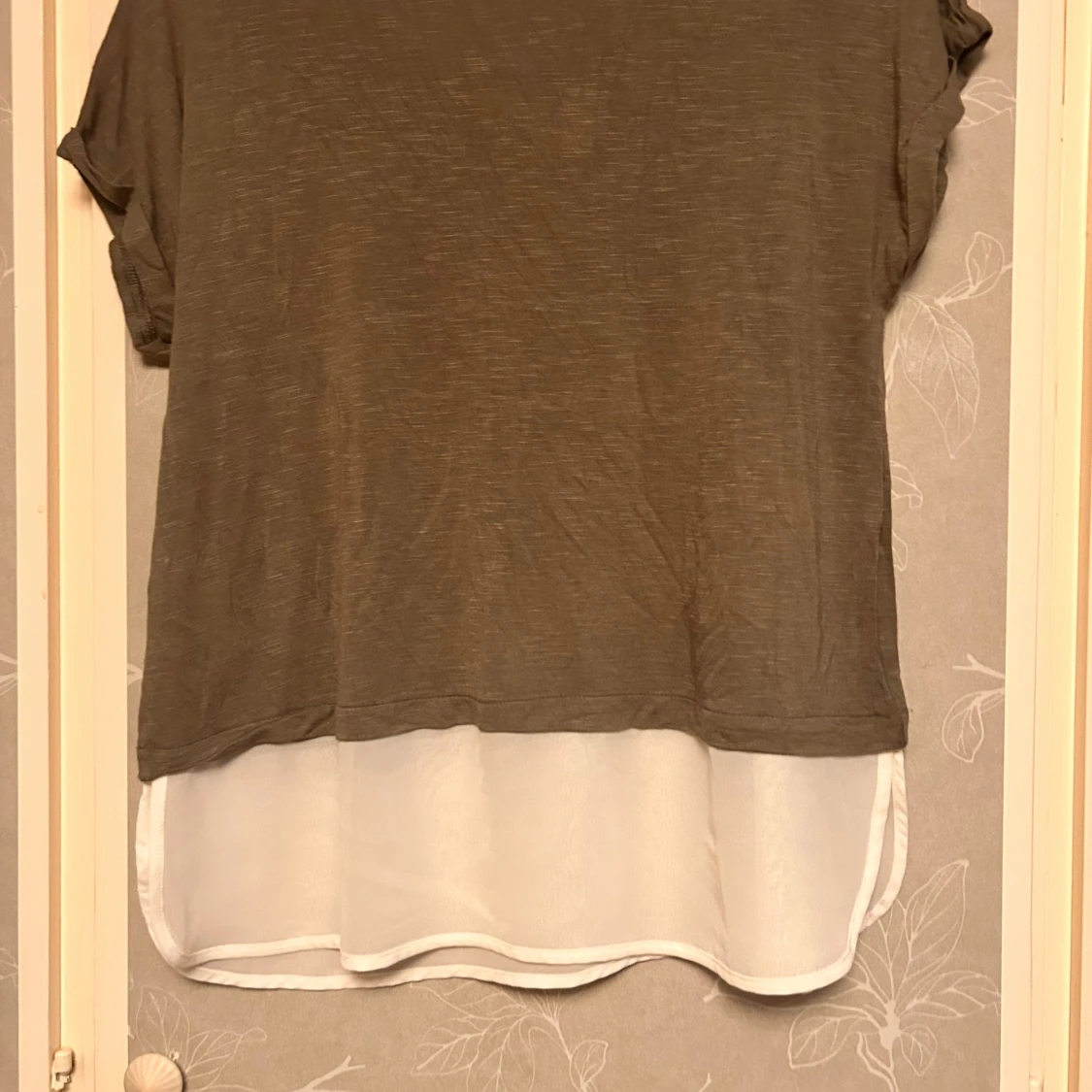 Olivgrön blus med vit nederdel MyWear - 3