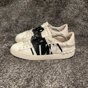 Valentino Skor  - ‼️VI TAR EJ BYTEN‼️Valentino Skor | Skick: 8/10 | Storlek UK 41 men sitter större 41,5/42 | ingår enbart skorna vid köp. | Fraktar inom 24H efter köp på köparens bekostnad 📦💨 | Hör av dig vid minsta fråga eller fundering 💭