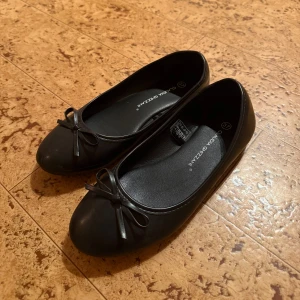 Svarta ballerinaskor - Svarta ballerina skor. Använda 1 gång