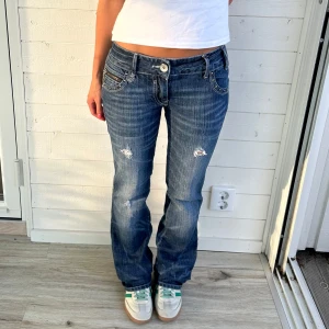 Jeans med hål  - Snugga bootcut jeans med slitningar i storlek S-M.