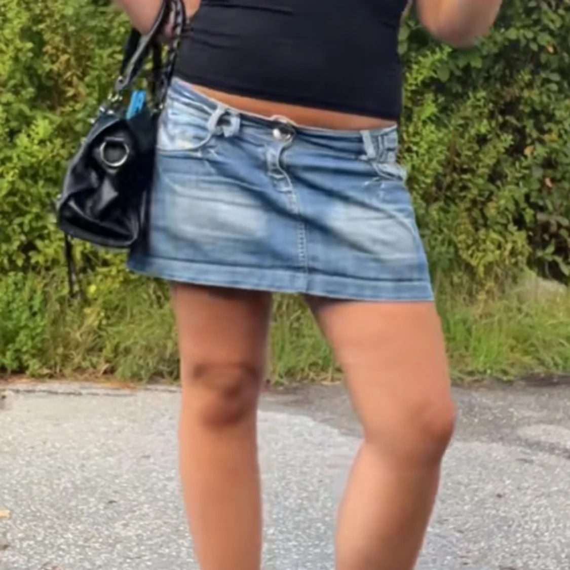 Blå jeanskjol med fina detaljer