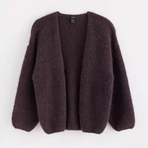 Lindex kofta burgundy  - Mysig och fluffig kofta från Lindex med öppen front och avslappnad passform. Koftan är stickad och har långa ärmar. Som ny!