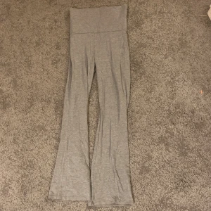 Grå bootcut mjukisbyxor Gina Tricot - Grå mjukisbyxor från Gina Tricot med bootcut-ben. Byxorna är i mjukt bomullsmaterial och har en enkel, stilren look som passar perfekt till en chill vardagsoutfit.