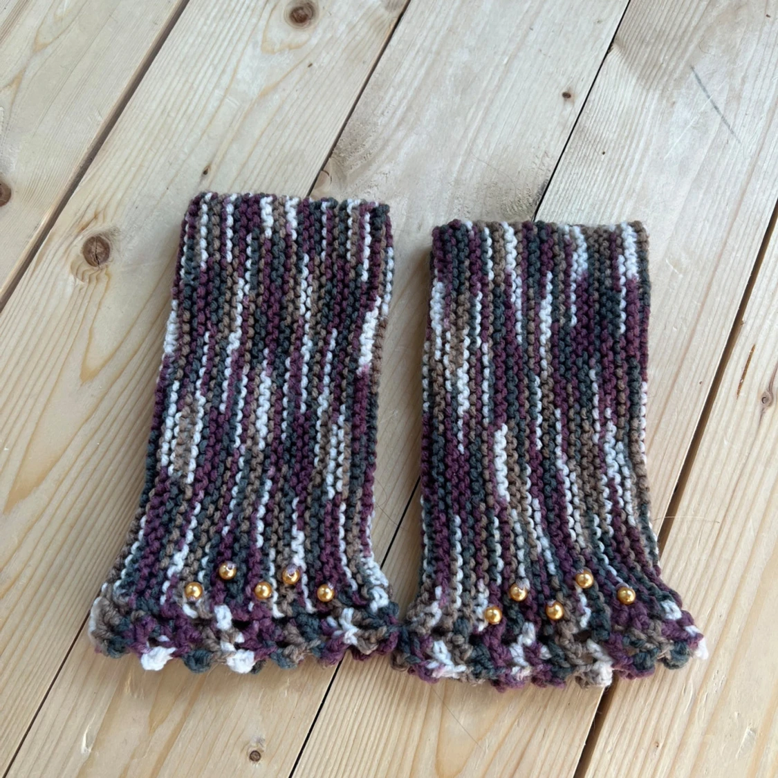 Stickade pulsvärmare i jordnära toner