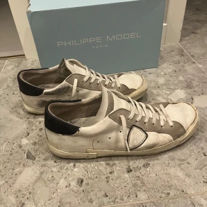 Philippe Model skor.  - Säljer dessa snygga Philippe model skorna som är köpta på Plick. Skorna är använda men har mycket kvar att ge! Finns en liten defekt vid hälen men inget som syns vid användning. Box medföljer.