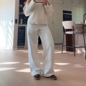 Vita snygga jeans från zara - ❣️förra ägarens bild❣️Säljer ett par vita jeans då de va för stora för mig, de är i storlek 164 men för långa och stora på mig som är 160 och brukar ha xs eller st 32 i jeans så skulle säga att de sitter som 34. Det är exakt de byxorna på bilden då det är förra ägaren som har tagit den exakta bilden🫶🏼 säljer också ett par vita mer raka och lågmidjade jeans