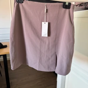 Ljuslila kortkjol från NLY Trend - Supersnygg ljuslila kortkjol från NLY Trend med liten slits framtill. 