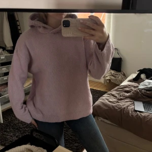 Ljuslila stickad hoodie från BikBok - Mysig ljuslila stickad hoodie från BikBok i storlek M. 💕