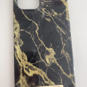 Skal (iPhone12 pro max) - Snyggt svart,guldigt skal från ideal of sweden Knappt andvändt