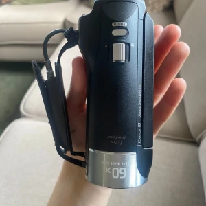 Sony HDR-CX405 HD Handycam - Säljer en Sony HD videokamera. Den har en Zeiss Vario-Tessar lins med 60x clear image zoom och 9.2 mega pixels.