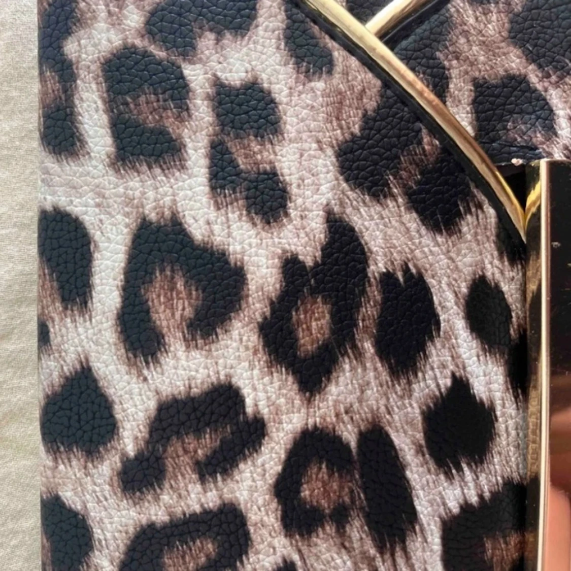 Leopardmönstrad kuvertväska med gulddetaljer - 2