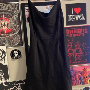 Svart silk klänning från Bik Bok - Snygg svart silk klänning från Bik Bok i storlek M aldrig använd