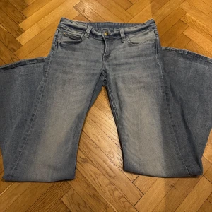 Cheap Monday jeans - Snygga blå jeans från cheap monday. Dom är inte använda utan bara provade. Därför är dom i mycket bra skick. Jag säljer för att dom är lite för långa för mig. Och jag är 164 cm lång!💕